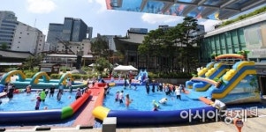 [포토]사찰 앞 물놀이장에서 더위 식히기