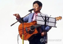 쎄시봉 가수 윤형주, 법인 자금 42억 횡령·배임 혐의로 검찰 송치