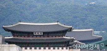 [포토]광화문 상공에 대통령 전용헬기