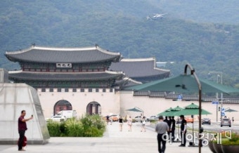 [포토]광화문 상공에 대통령 전용헬기