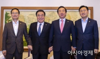 [포토] 국회 특활비 폐지에 손 맞잡은 여야 원내대표