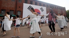 [포토] 시민들과 함께하는 평화의 춤