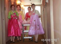 백두산 들쭉술·대평곡주 들고…이산가족 3시간 개별상봉