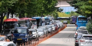 [포토] 인근도로로 옮겨진 탄천주차장 관광버스