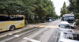 [포토] 인근도로로 이동한 탄천주차장 주차차량