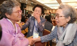 [포토]이산가족 상봉... 기쁨의 눈물