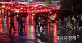 [포토] 호우경보에 퇴근길 나선 직장인들