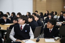 유동균 마포구청장, 서울시 최초 ‘무상교복’ 공약 이행