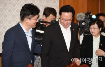 [포토]대화하는 송영무 국방장관과 송인배 정무비서관