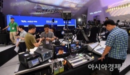 [포토] 중계방송 준비로 분주한 관계자들