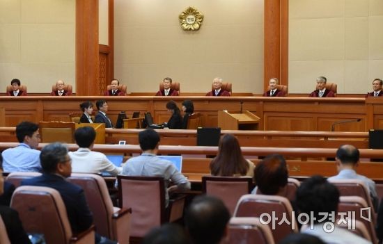 헌재, 이진숙 위원장의 탄핵 규정 정지 가처분 수용하여 헌재 마비 사태 방지