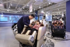 [포토]롯데백화점 광주점, 명절 후 피로 안마의자로 풀어요