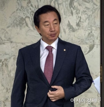 [포토] 삼각김밥 논란의 김성태 원내대표