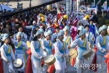 [포토] 흥겨운 우리가락 선보이는 사물놀이패