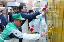 [포토]“우리집 대문 함께 칠해요”...마을 안전 위한 문단속 캠페인