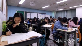 [포토] 수능 한 달 앞두고 치르는 모의고사