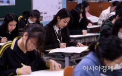 [포토] 모의고사 치르는 수험생