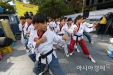 [포토]수요시위에서 열린 태권도 공연