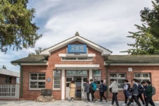 [조용준의 여행만리]가정집 서점서 하룻밤, 동네책방으로 떠나는 소소한 낭만