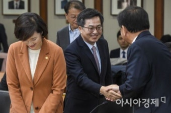 [포토] 김부겸 장관과 악수하는 김동연 부총리
