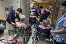 집에서 제대로 돌보지 못하는 노인의 최후 비참