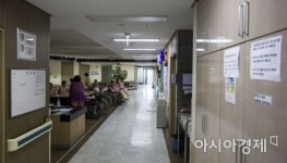 집에서 제대로 돌보지 못하는 노인의 최후 비참
