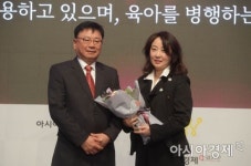 [포토]인적자원관리부문 최우수상 받은 코오롱인더스트리 FnC부문