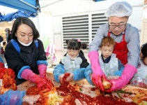 [포토] 금천구 ‘엄마 손· 아이 손 김장체험’ 행사