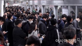 [포토] 붐비는 9호선 석촌역 승강장