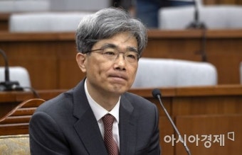 [포토] 굳은 표정의 김상환 후보자