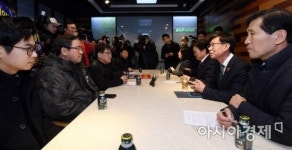 [포토] 편의점 점주들과 대화하는 김상조 공정위원장