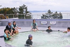 [포토] 보성군 율포해수녹차센터서 뜨거운 노천욕 즐겨요