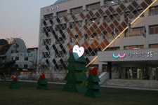 강동구청 잔디광장 이색 크리스마스트리 설치