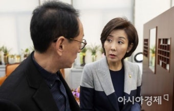 [포토] 이야기 나누는 나경원 원내대표-김도읍 단장