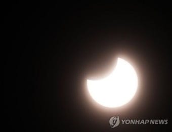 개기일식과 다른 부분일식, 맨눈 관측은 위험 도구 필수…오전 11시까지