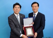 ‘인촌로’ → ‘고려대로’ 변경 이승로 성북구청장 감사패 받아