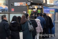 [문호남의 찍고 쓰고]인생은 한 방? 불황 속 붐비는 로또명당