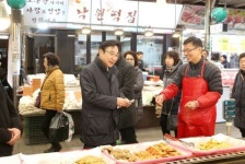 [이사람]이동진 도봉구청장, 설 맞아 전통시장 방문