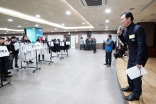 [이사람]이승로 성북구청장, 교복입고 ‘완판남’ 된 사연 들어보니...