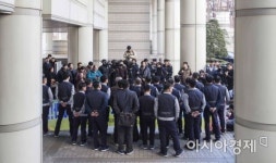 [포토]법원 앞에서 입장발표하는 기아차노조