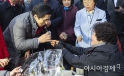 [포토] 새벽시장 김밥 먹는 황교안 대표