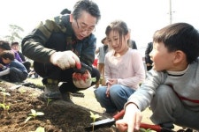 김영종 종로구청장, 제74회 식목일 맞아 인왕산 일대서 나무심기 