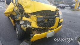 영암서 승합차·군내버스 추돌…승객 등 15명 부상