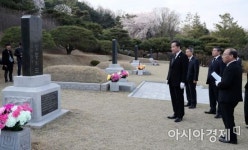 [포토] 임시정부요인묘역 찾은 이낙연 총리