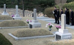 [포토] 임시정부요인묘역 찾은 이낙연 총리