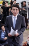 [포토] 회견장 들어서는 유시민 이사장