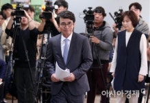 [포토] 간담회장 들어서는 유시민 이사장