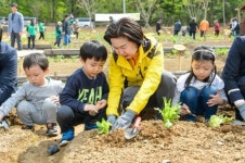  [포토]김수영 양천구청장, 양천도시농업공원 개장식서 모종  