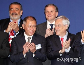 [포토]피녜라 칠레 대통령 옆에 선 정의선