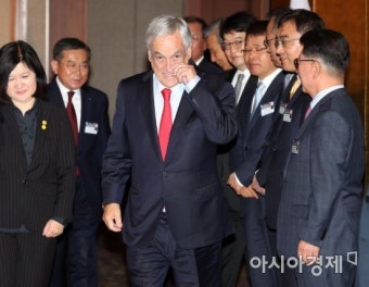 [포토]오찬장 향하는 피녜라 칠레 대통령